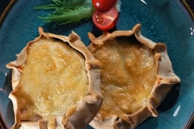 Фирменный рецепт «Формулы еды»: открытые пирожки с куриным рулетом Фирменный рецепт «Формулы еды»: открытые пирожки с куриным рулетом
